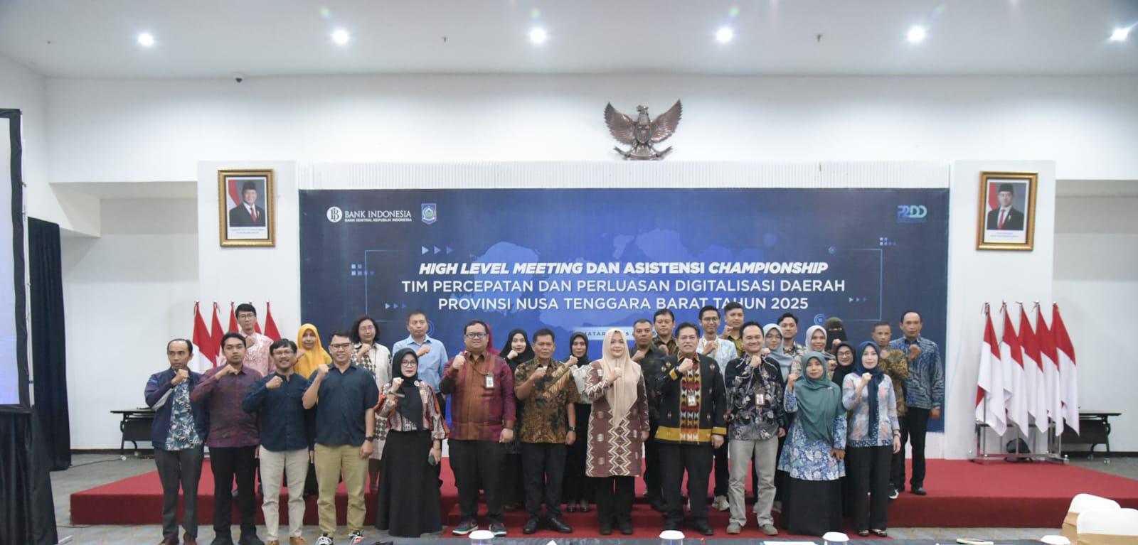 PERCEPATAN DIGITALISASI: Kepala BI NTB Berry Arifsyah Harahap (empat dari kiri) dan Wagub NTB Hj Indah Dhamayanti Putri (lima dari kanan), berfoto bersama tim Tim Percepatan dan Perluasan Digitalisasi