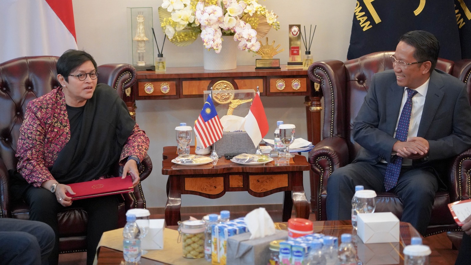Pertemuan Menteri Hukum Republik Indonesia, Supratman Andi Agtas, dengan Menteri di Jabatan Perdana Menteri Malaysia bidang Undang-undang dan Reformasi Institusi, Dato&rsquo; Sri Azalina Othman Said.