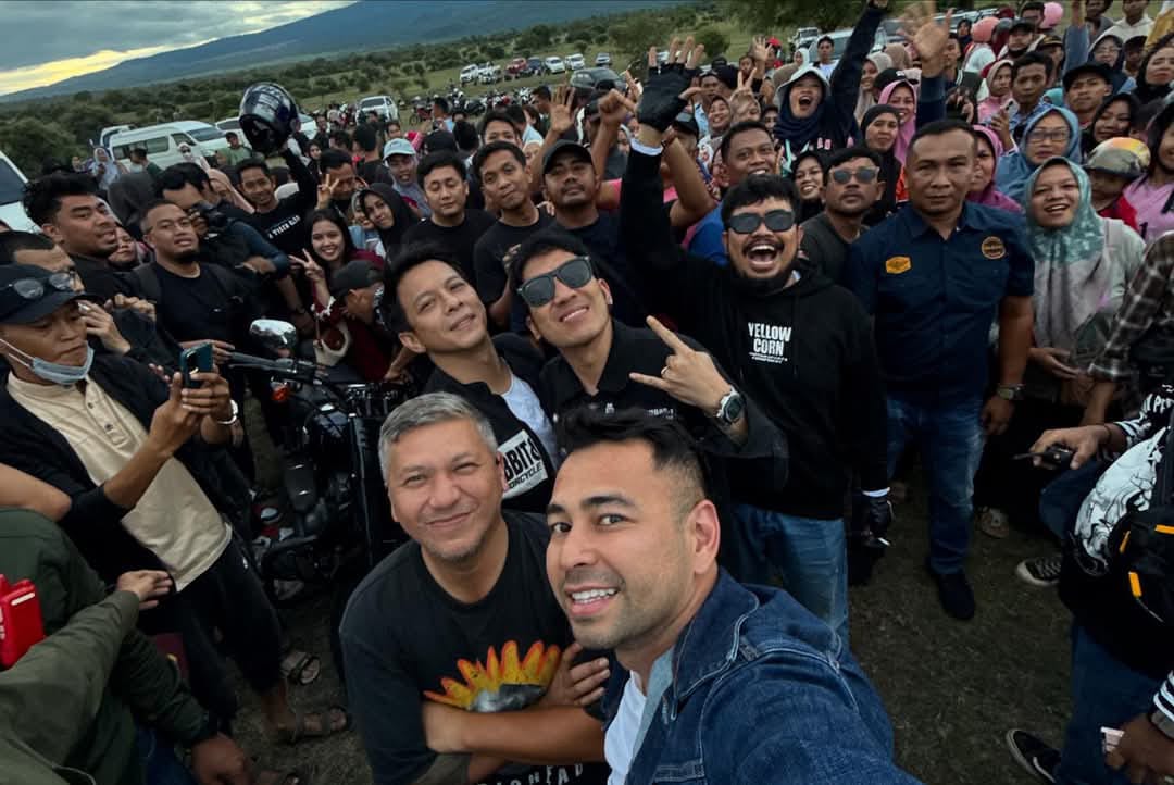 Keseruan Raffi Ahmad, Rigen Rakelna, Ariel Noah, Gading Martin, dan Desta saat berkunjung ke salah satu tempat di Dompu dan Bima.