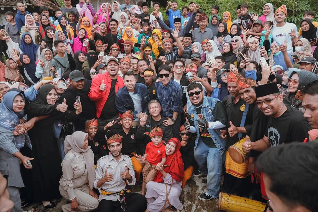 Keseruan Raffi Ahmad, Rigen Rakelna, Ariel Noah, Gading Martin, dan Desta saat berkunjung ke salah satu tempat di Dompu dan Bima.
