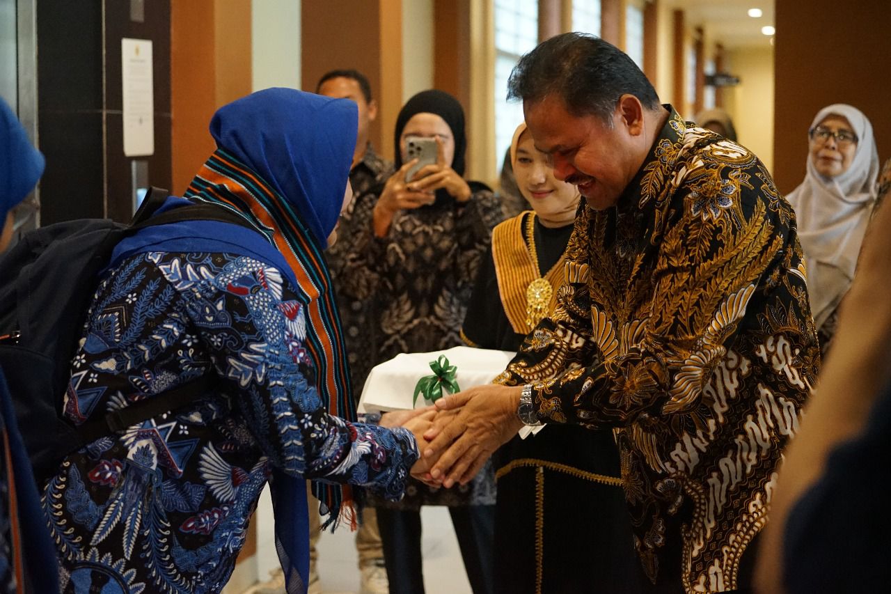 Rektor Unram Prof. Ir. Bambang Hari Kusumo, M.Agr.St., Ph.D (kanan) menyambut kedatangan Lembaga Akreditasi Mandiri Kependidikan.