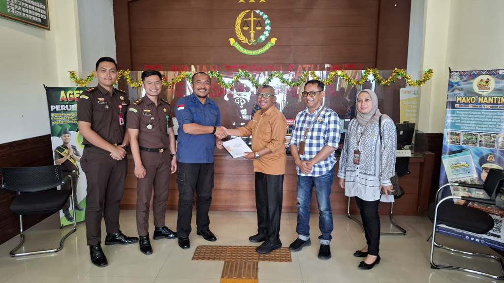 SERAHKAN HASIL AUDIT: Inspektur Inspektorat Bima Agus Salim (tiga kanan) menyerahkan LHP PKKN kasus dana KUR KC Bima Soetta 2 kepada Kasi Pidsus Kejari Bima Catur Hidayat, Kamis (15/5).