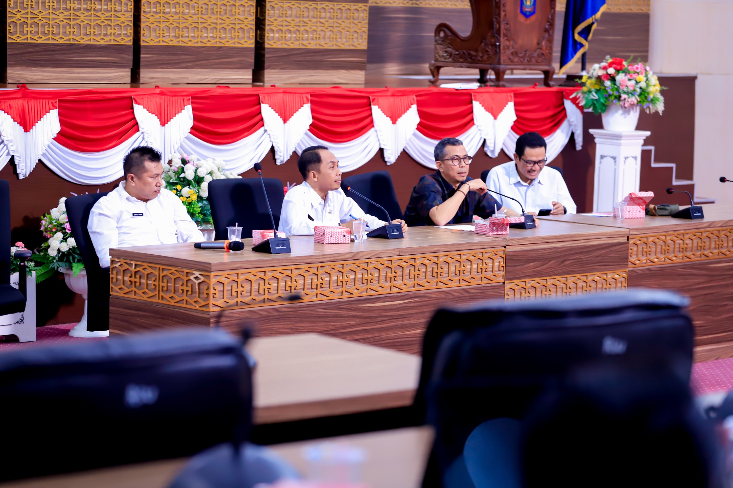 Almarhum Lalu Rumiawan (dua kanan) saat pimpin rapat internal bersama TAPD di ruang sidang.