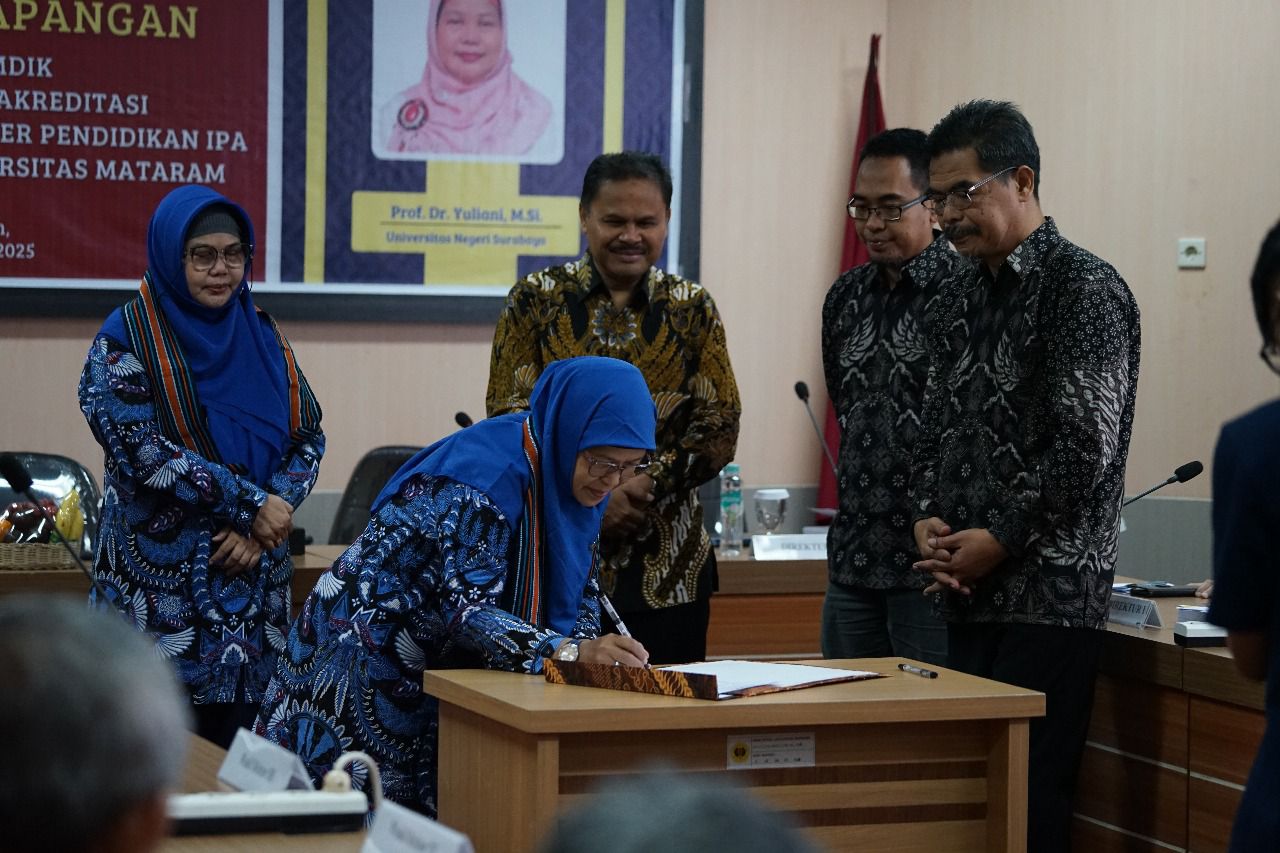 Rektor Unram Prof. Ir. Bambang Hari Kusumo, M.Agr.St., Ph.D (tengah) saat membuka asesmen Prodi Magister Pendidikan IPA, Pascasarjana Unram di kampus setempat.