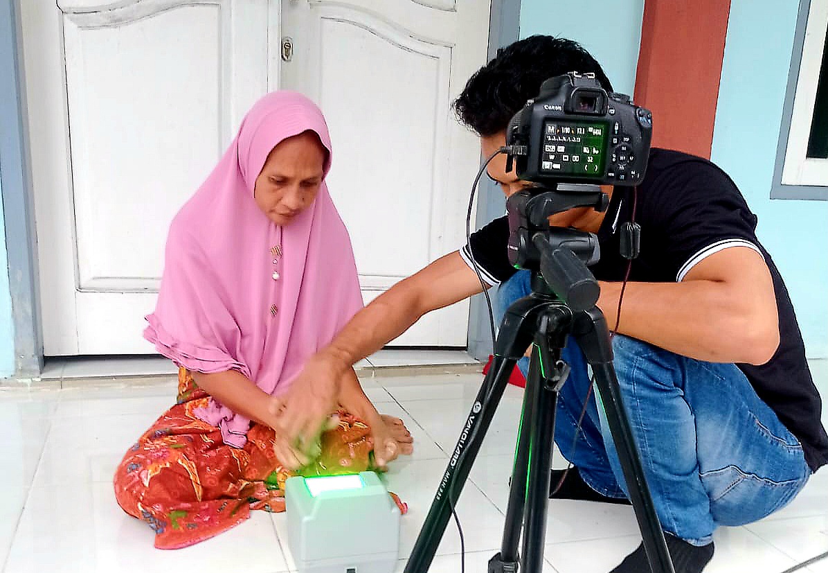 JEMPUT BOLA: Petugas Dinas Dukcapil Lobar jemput bola turun lapangan memberikan layanan administrasi kependudukan kepada warga di Perumahan wilayah Kecamatan Labuapi.