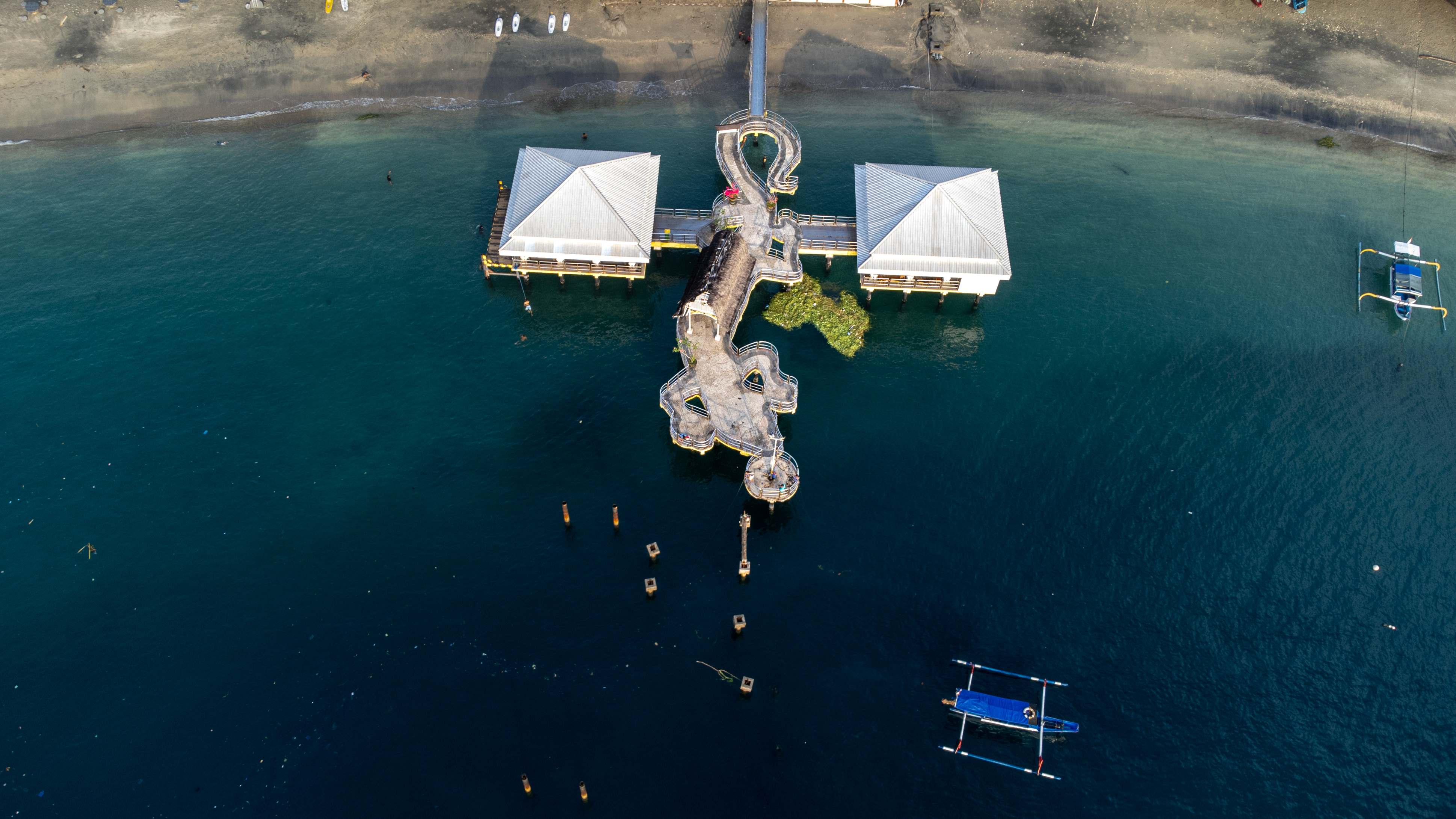 Pelabuhan Tojek di Senggigi berfungsi sebagai tempat berlabuhnya kapal, khususnya fast boat, dan juga sebagai titik keberangkatan dan kedatangan untuk berbagai aktivitas wisata bahari di sekitarnya.