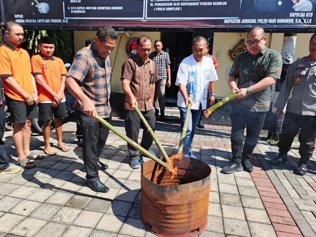 PEMUSNAHAN BARANG BUKTI: Kasatresnarkoba Polresta Mataram AKP I Gusti Bagus Ngurah Suputra (kiri) bersama jajaran Polresta Mataram memusnahkan barang bukti ganja, Jumat (16/5).&nbsp;