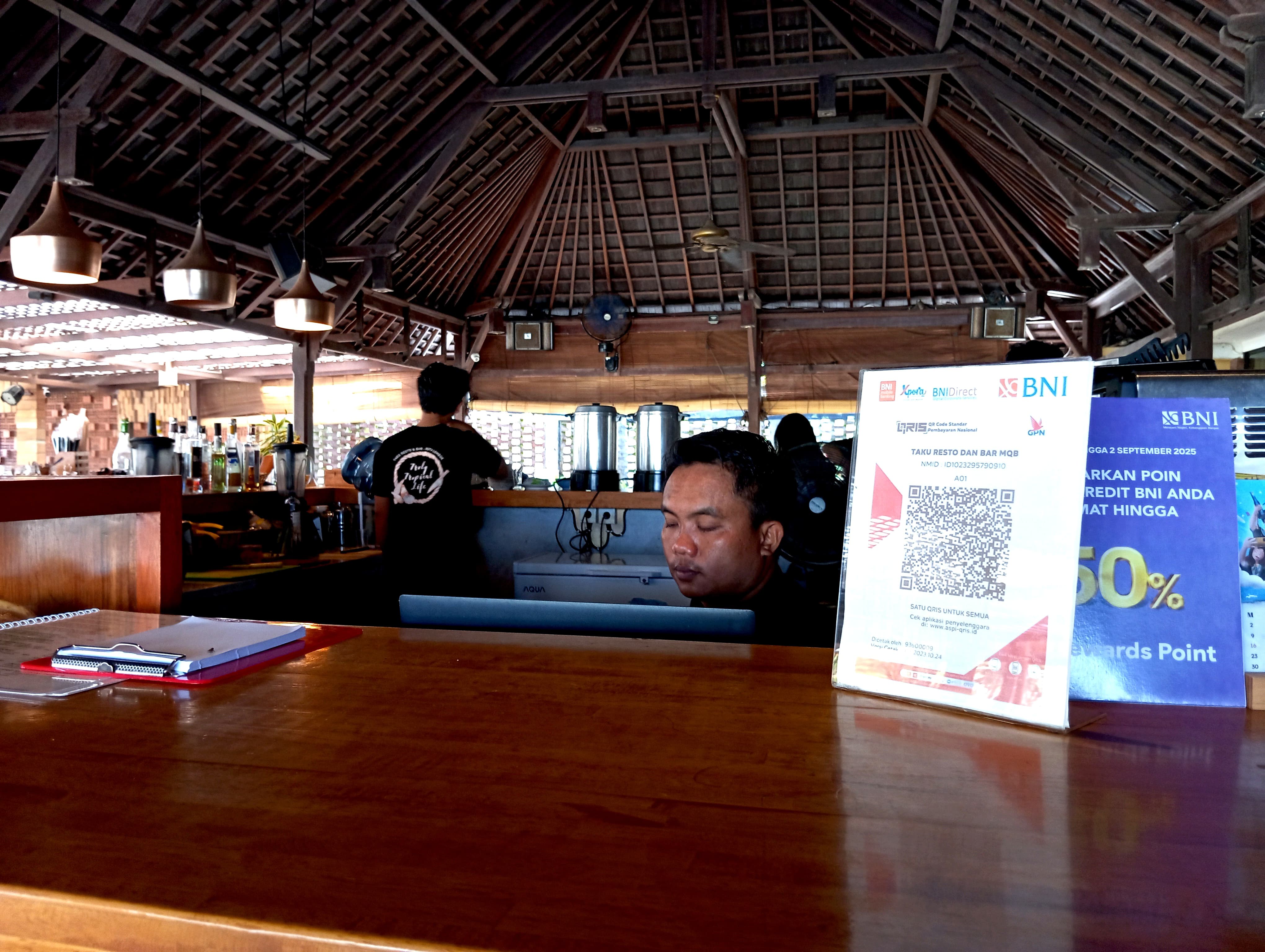 Salah satu merchant di Lombok Tengah yang menggunakan QRIS sebagai opsi pembayaran konsumen.
