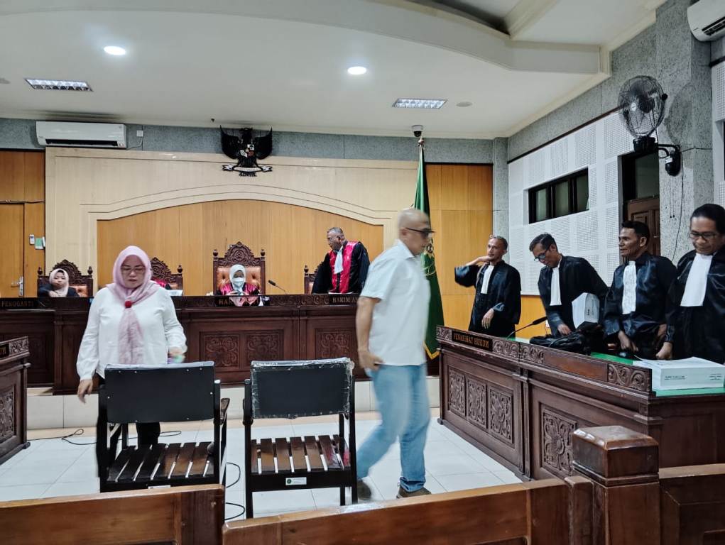 DITUNTUT: Terdakwa korupsi Shelter Tsunami Aprialely Nirmala (kiri) bersama Agus Herijanto (kanan) keluar dari ruang sidang di PN Tipikor Mataram, Jumat (16/5).&nbsp;