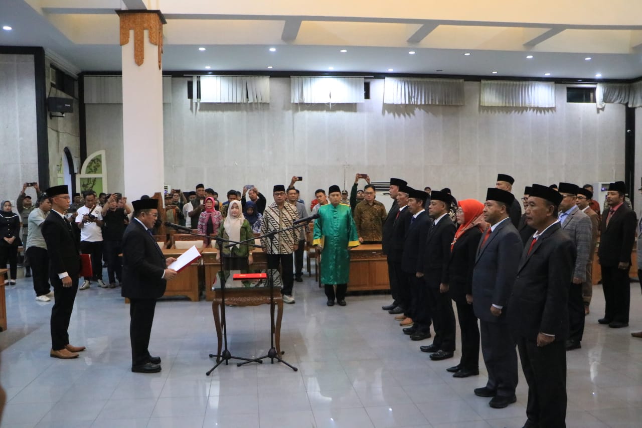 MUTASI: Bupati Lobar Lalu Ahmad Zaini saat melakukan mutasi perdana di Aula Kantor Bupati, Jumat malam (16/5).
