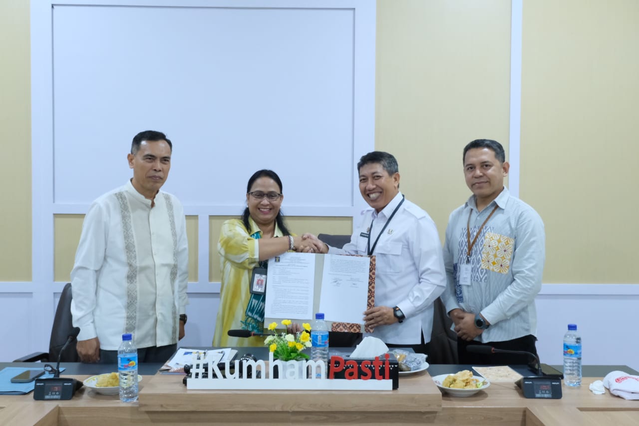 Kepala Kanwil Kemenkum NTB I Gusti Putu Milawati menyerahkan berita acara pengharmonisasian terhadap tiga raperda Pemprov NTB kepada Plt. Kepala Biro Organisasi, Tri Budi Prayitno.