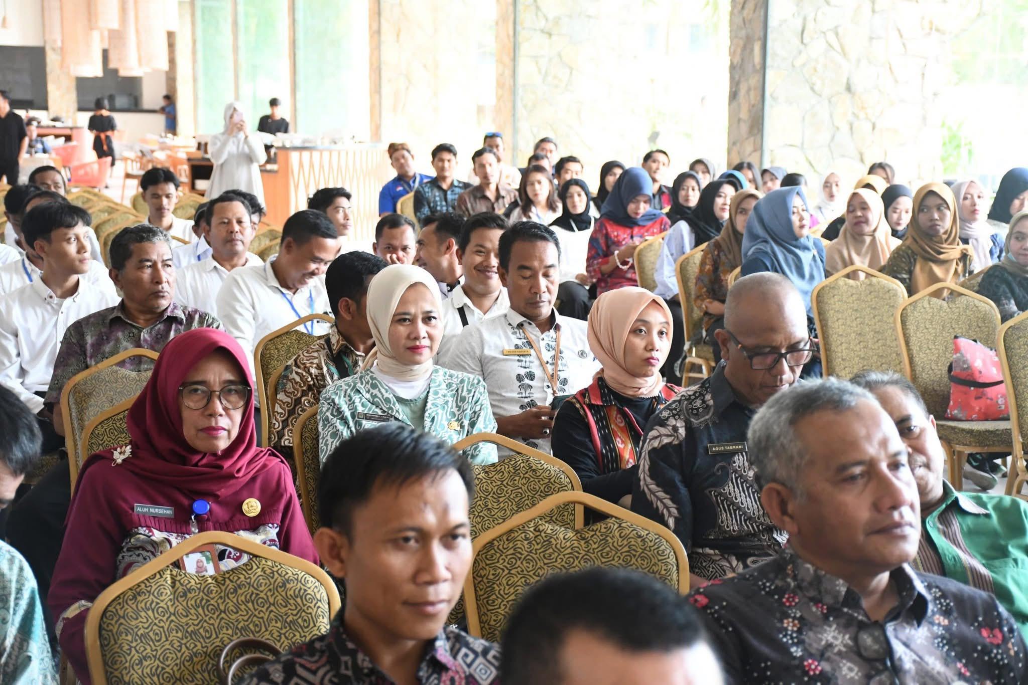Suasana pelatihan kompetensi untuk upgrade SDM front office dan sertifikasi pramuwisata muda di Hotel Lombok Utara.