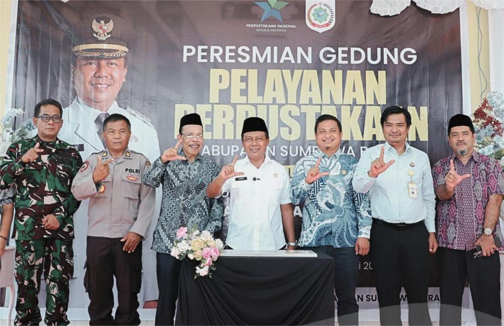 PERESMIAN: Bupati KSB Amar Nurmansyah berfoto bersama usai peresmian gedung Perpustakaan KSB di komplek KTC Taliwang, Kamis (15/5).