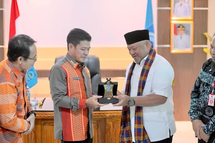Bupati Dompu Bambang Firdaus menyerahkan cinderamata kepada Wabup Berau Gamalis, Kamis (15/5).