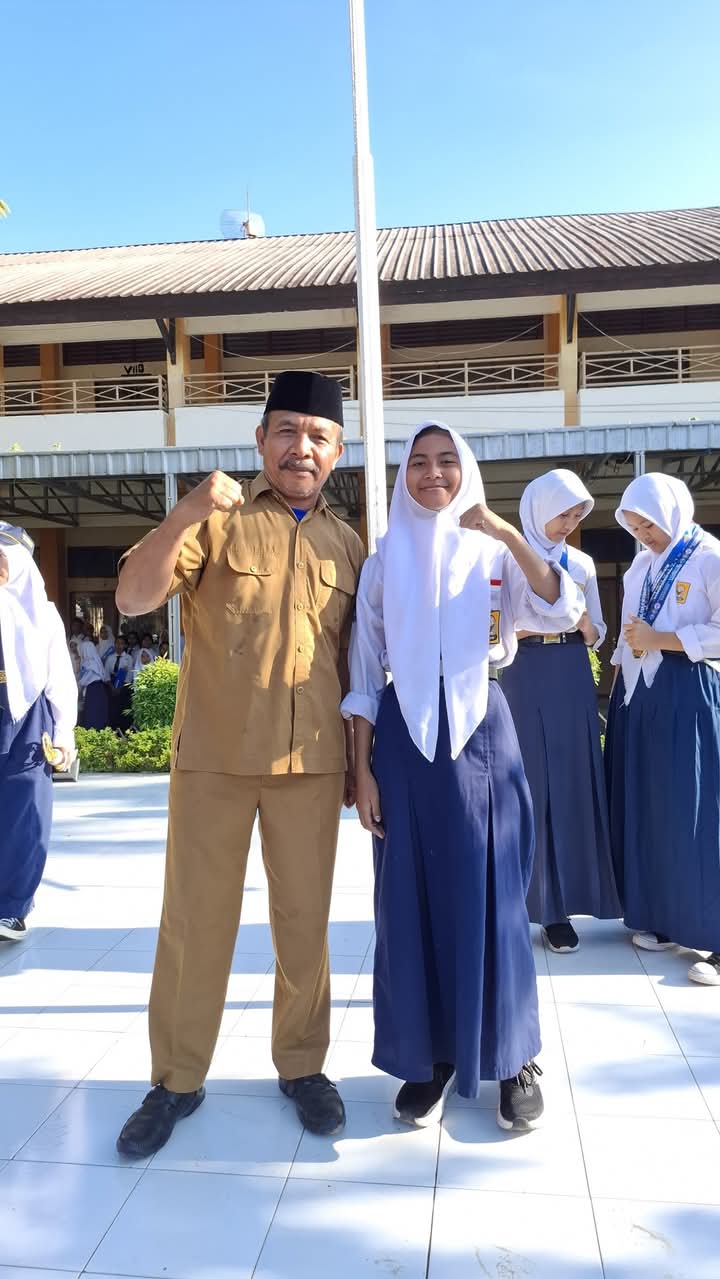Kepala SMPN 13 Mataram H Ahmad Saehu bersama Hulwana Noviani yang akan mengikuti O2SN kota cabor karate di sekolah .