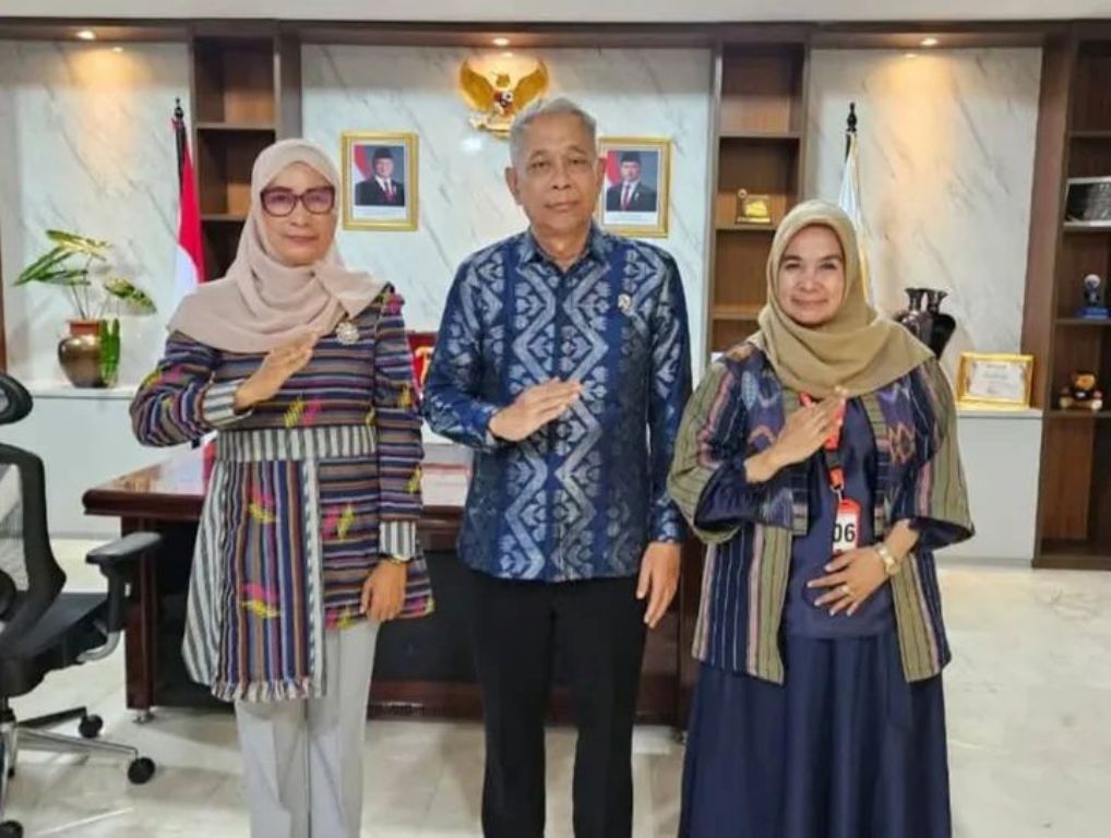 JEMPUT PROGRAM: Kepala Dinas Sosial Kota Bima Yuliana dan PSM Kota Bima Nunung Andriani bertemu Wakil Menteri Sosial Agus Jabo Priyono, Kamis (15/5).