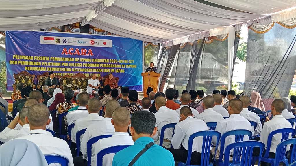 SIAP KERJA: Bupati Lombok Timur (Lotim) H Haerul Warisin saat melepas 28 anak muda Lotim yang akan magang ke Jepang, Jumat (16/5).
