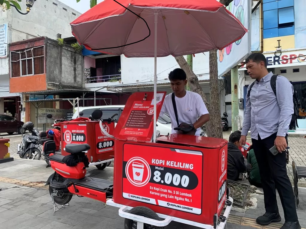 BELI KOPI: Seorang penjual kopi keliling melayani pembelinya di wilayah Cakranegara, beberapa waktu lalu