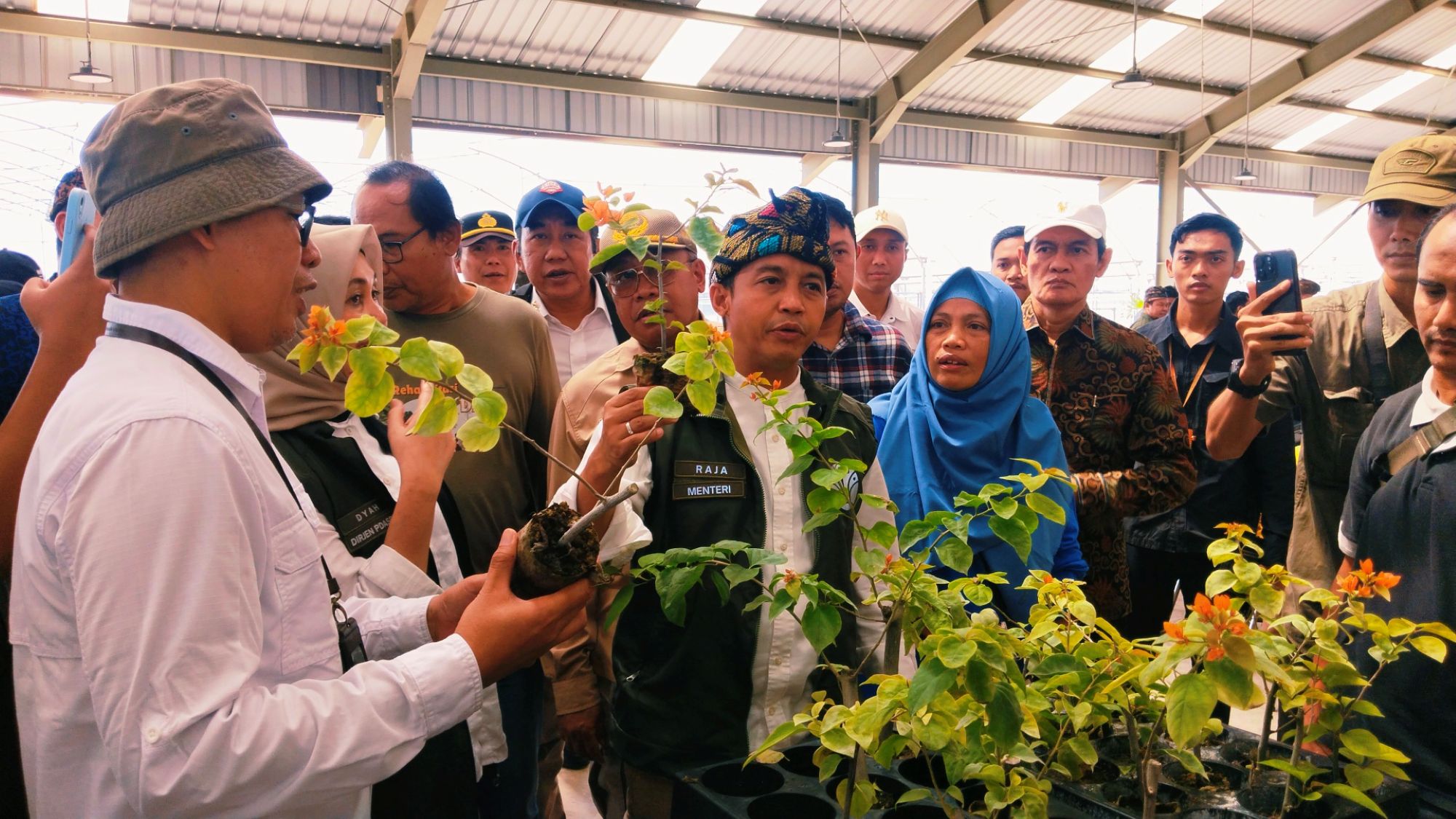TANAM POHON: Menteri Kehutanan RI Raja Juli Antoni (pakai sapuk) mengunjungi lokasi Persemaian Mandalika, di Desa Rambitan, Kecamatan Pujut, Loteng, Jumat (16/5).