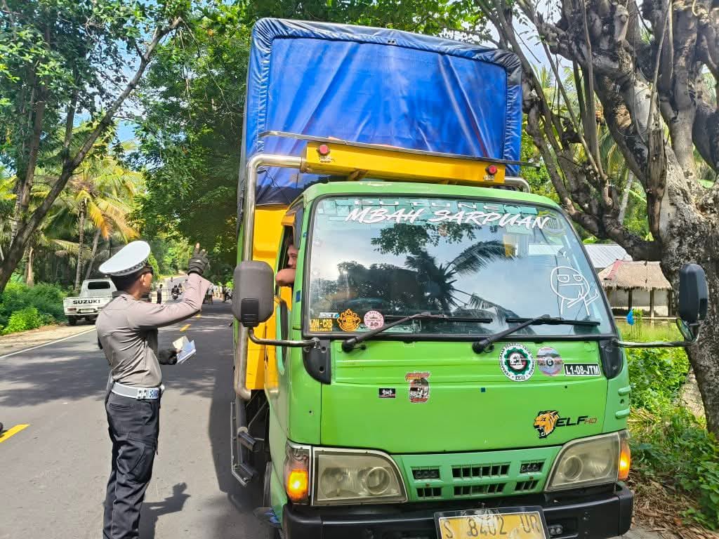 LANGGAR LALU LINTAS: Polisi menghentikan truk yang membawa muatan melebihi kapasitas, belum lama ini.