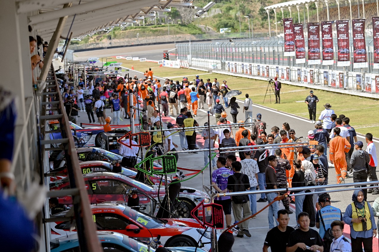 Ribuan penonton tumpah ruah saat mengikuti sesi Pit Walk melihat lebih dekat puluhan mobil balap pada ajang GT World Challeng Asia 2025 di Sirkuit Internasional Mandalika