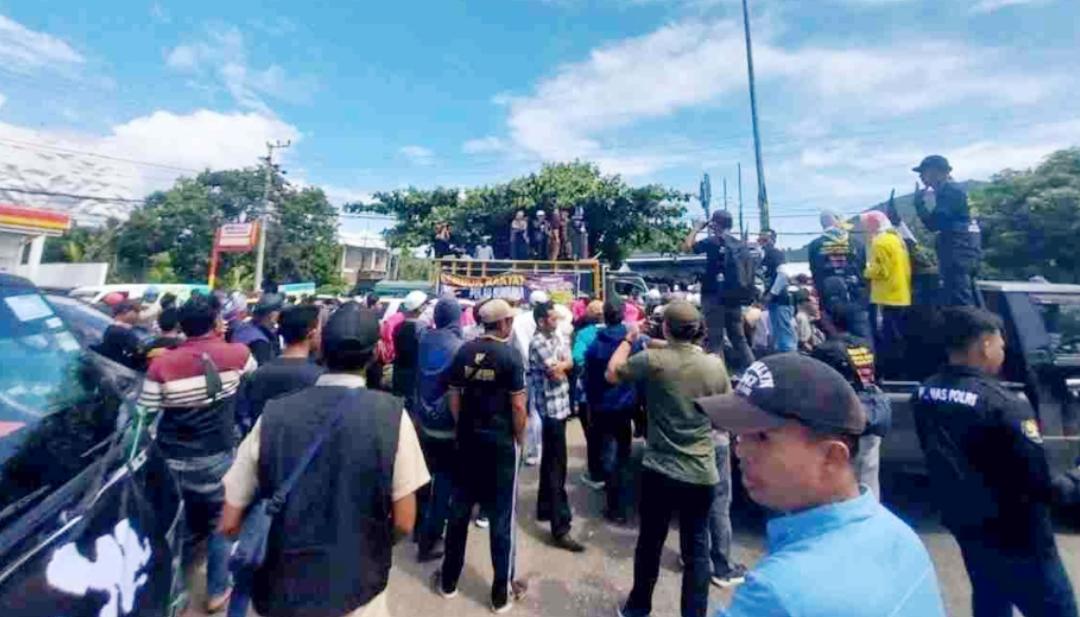 Dibalik aksi nekat Pulau Sumbawa berani melepas diri dari NTB ada pontensi infrastruktur, seperti jalan, pelabuhan, dan bandara, akan mendukung pertumbuhan ekonomi dan aksesibilitas.