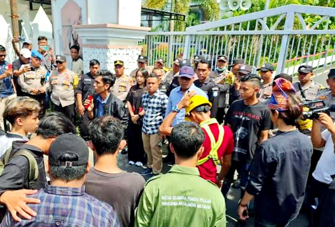 Sejumlah pejuang PPS tengah berdemonstrasi menurut pemerintah pusat segera mengeluarkan PP pemekaran wilayah.
