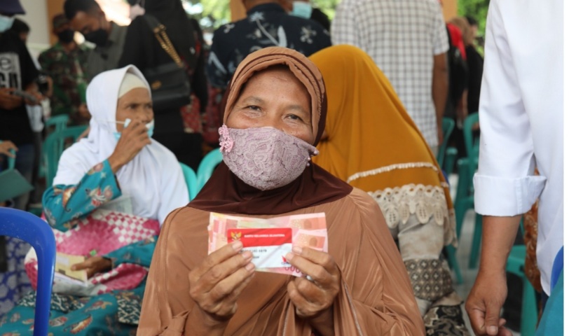 Salah seorang Lansia menerima Bansos PKH dari Kemensos beberapa waktu lalu.