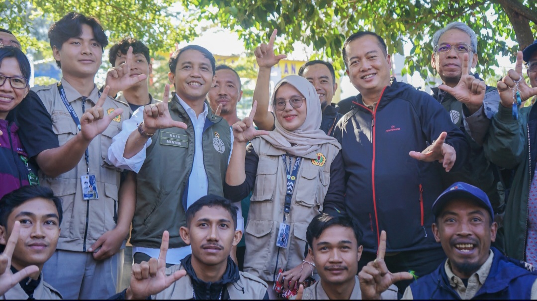 ZERO WASTE: Menhut Raja Juli Antoni didampingi Gubernur NTB Lalu Muhamad Iqbal saat mengunjungi pintu pendakian Rinjani di Resor Sembalun, Minggu (18/5).