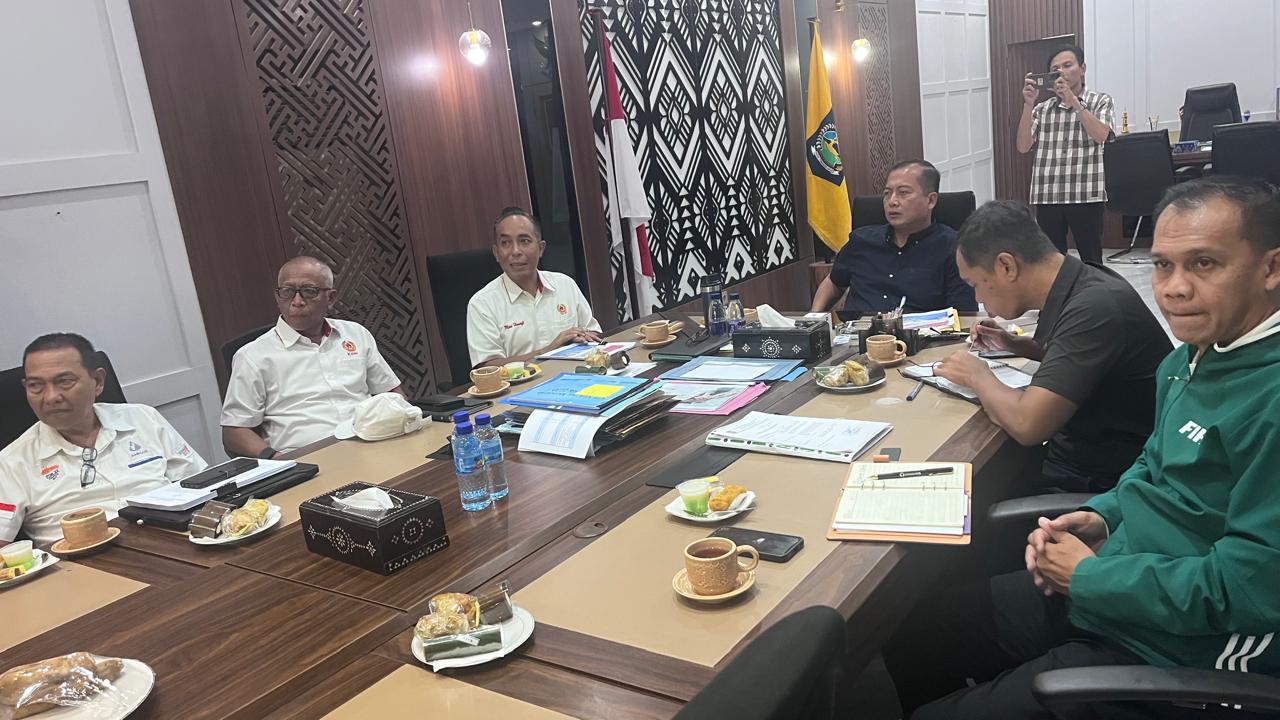 Ketua KONI NTB Mori Hanafi memaparkan persiapan tuan rumah PON 2028 kepada Gubernur NTB Lalu Muhamad Iqbal.