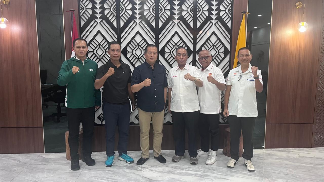Gubernur NTB Lalu Muhamad Iqbal bersama Ketua KONI NTB Mori Hanafi dan Dispora NTB usai pertemuan membahas persiapan tuan rumah PON 2028.