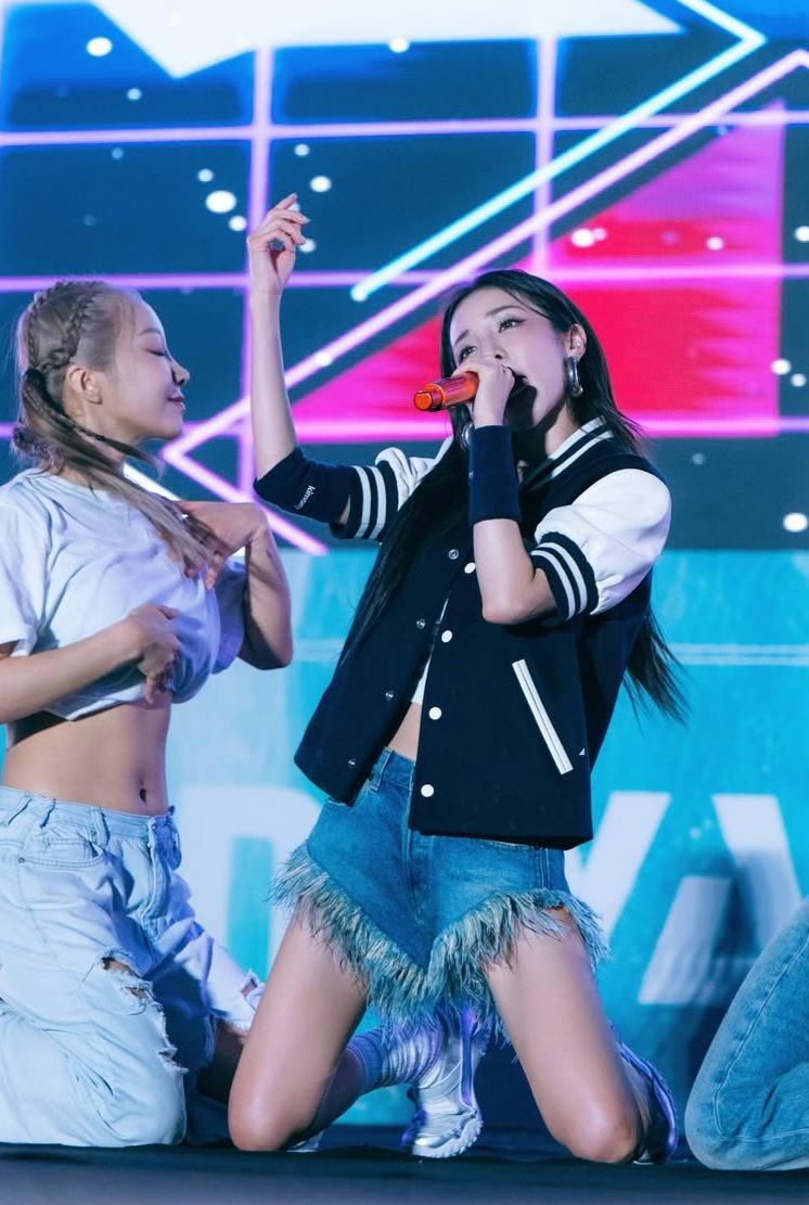 Dara eks 2ne1 saat melakukan performance.