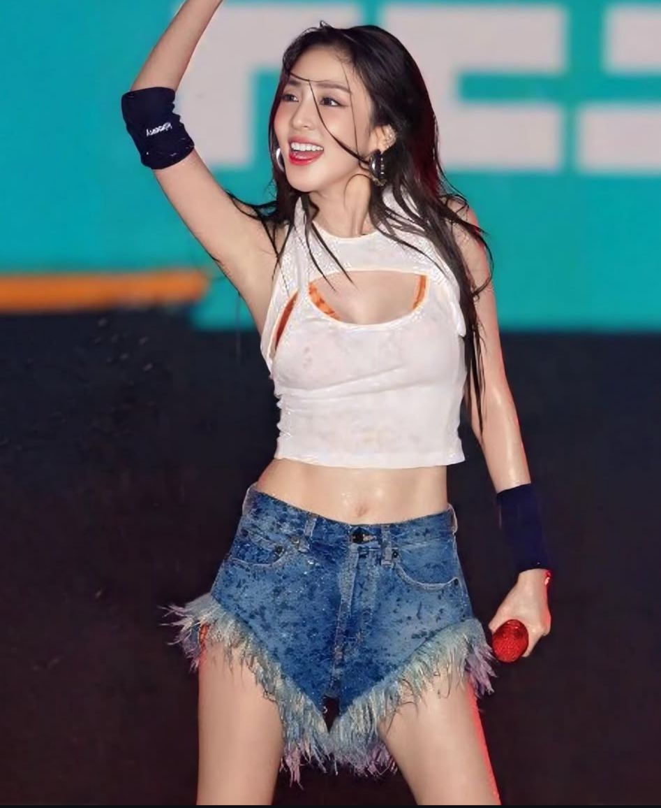 Penampilan Dara eks 2ne1