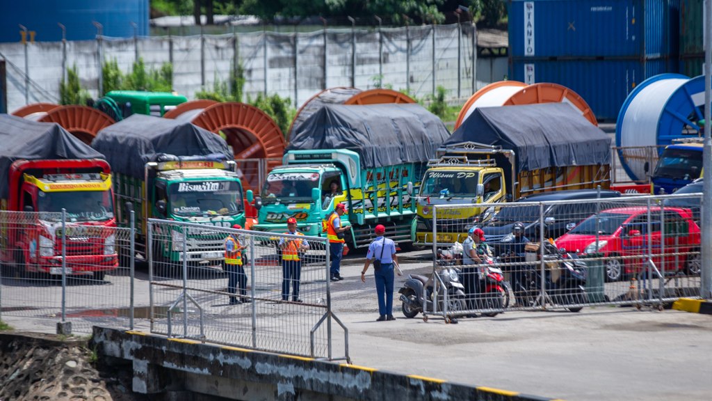 ANGKUTAN LOGISTIK BUTUH JALAN TOL LOMBOK: Truk angkutan logistik sedang antre di Pelabuhan Lembar. Keberadaan jalan tol Lombok akan mudahkan logistik antar pelabuhan Lembar-Kayangan.