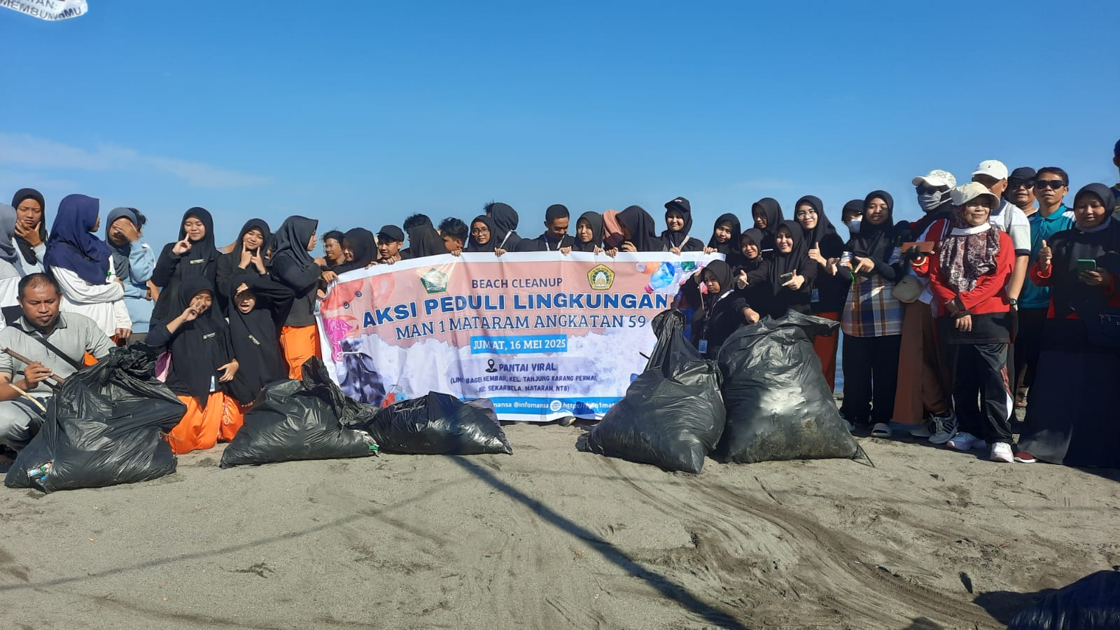 Siswa kelas XII MAN 1 Mataram bersama guru foto bersama usai membersihkan sampah di Pantai Tanjung Karang, Sekarbela, Kota Mataram.