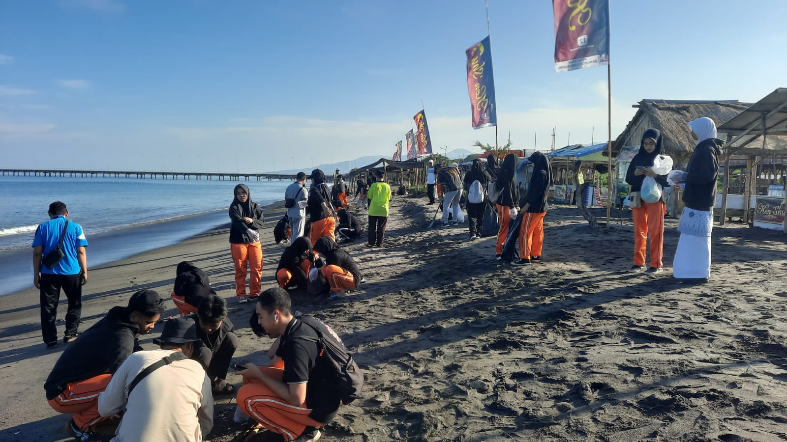 Siswa MAN 1 Mataram membersihkan sampah di Pantai Tanjung Karang, Sekarbela, Kota Mataram.