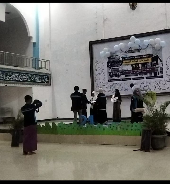 Ghaitsa Zahira, siswa MAN Lobar saat menerima penghargaan juara pertama pidato bahasa Arab diadakan UKM An-Nadi UIN Mataram, pekan lalu.