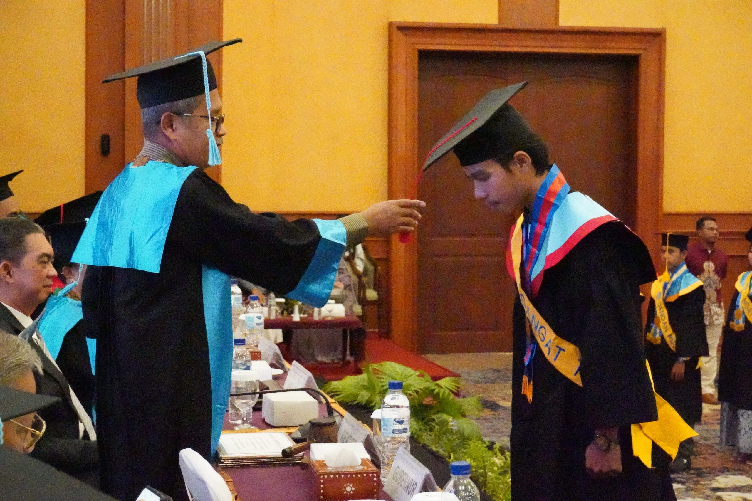 Rektor Undikma Mataram Prof Kusno mewisuda mahasiswa di Hotel Lombok Raya, Kota Mataram.