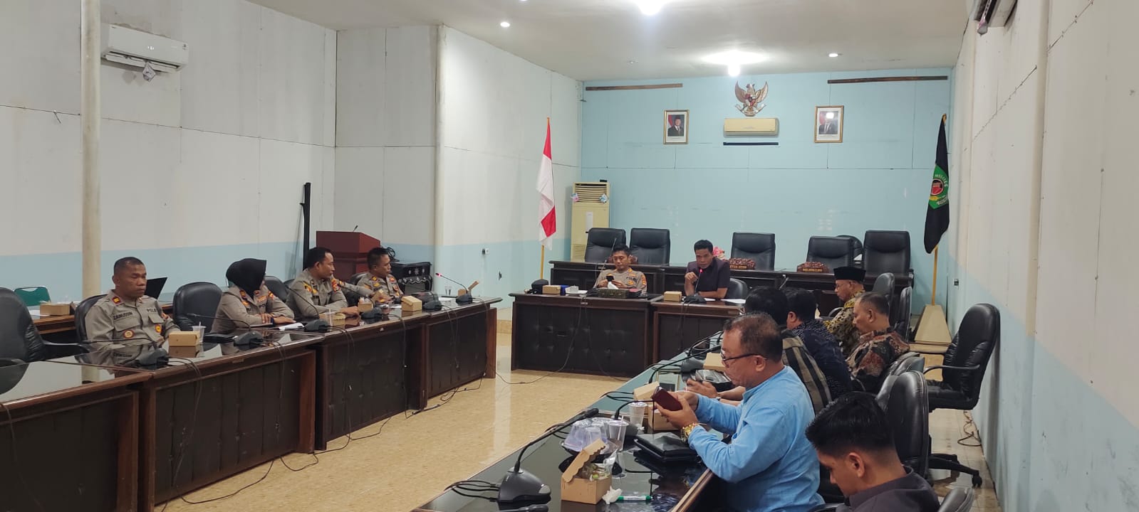 MULAI PEMETAAN: Rapat bersama di aula DPRD KLU membahas tentang jaraknya kasus bunuh diri.