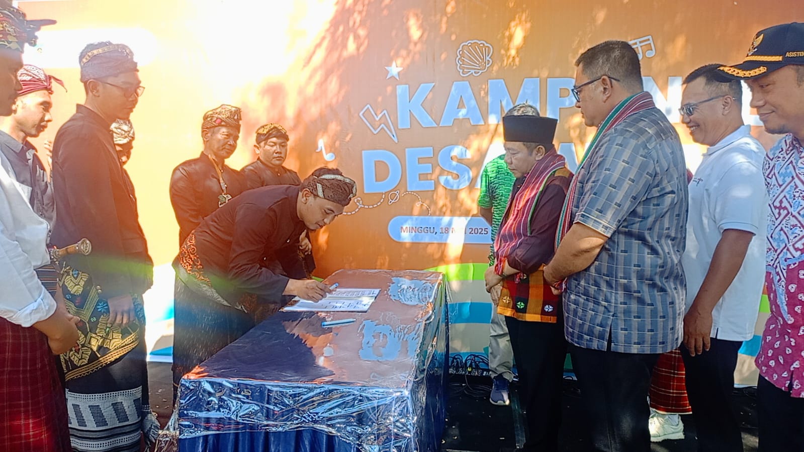 PROMOSI BERSAMA: Bupati Najmul melantik anggota BPPD sekaligus meluncurkan kampanye desa wisata, Minggu (18/5).