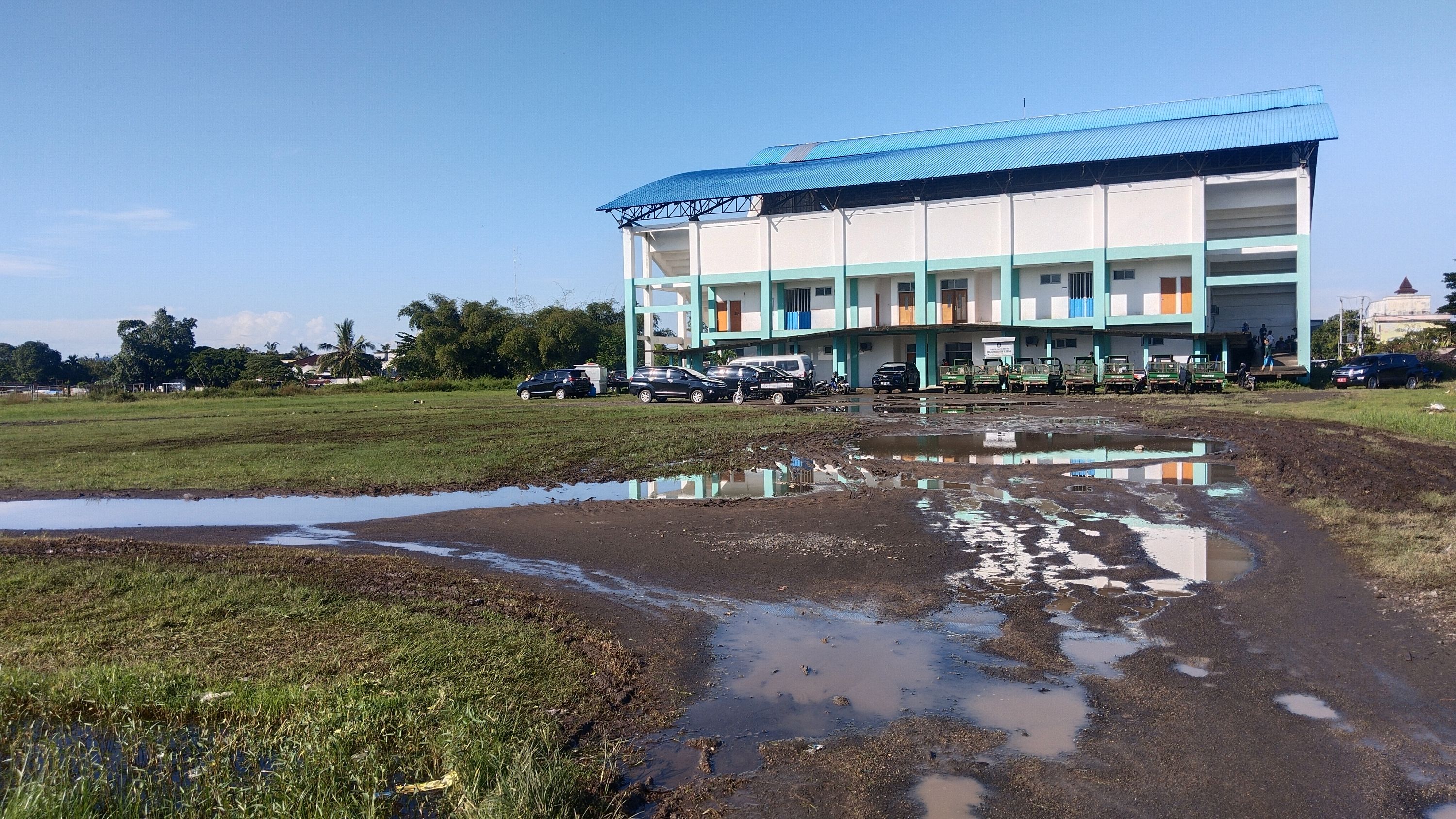 HARUS DITATA: Area lapangan di sekitar bangunan Gedung Olahraga (GOR) Praya tampak becek usai diguyur hujan.