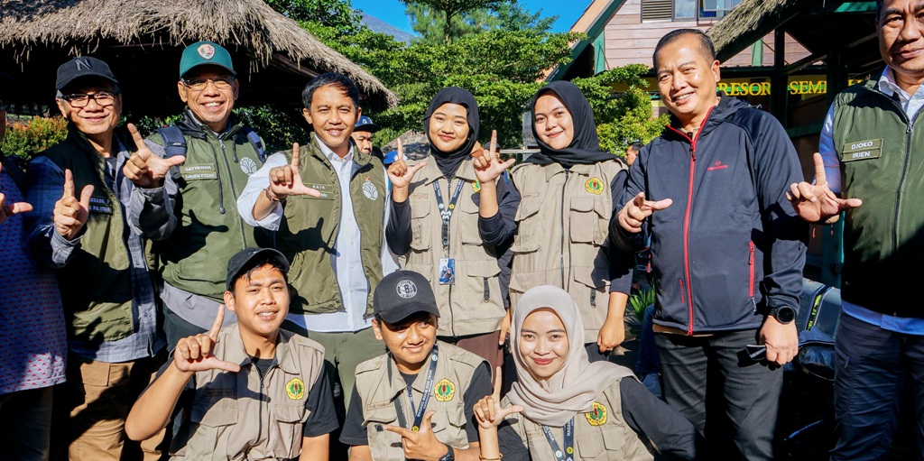 CINTA LINGKUNGAN: Menhut Raja Juli Antoni bersama Gubernur NTB Lalu Muhamad Iqbal saat meninjau pintu pendakian Gunung Rinjani di Resor Sembalun, Minggu (18/5).&nbsp;