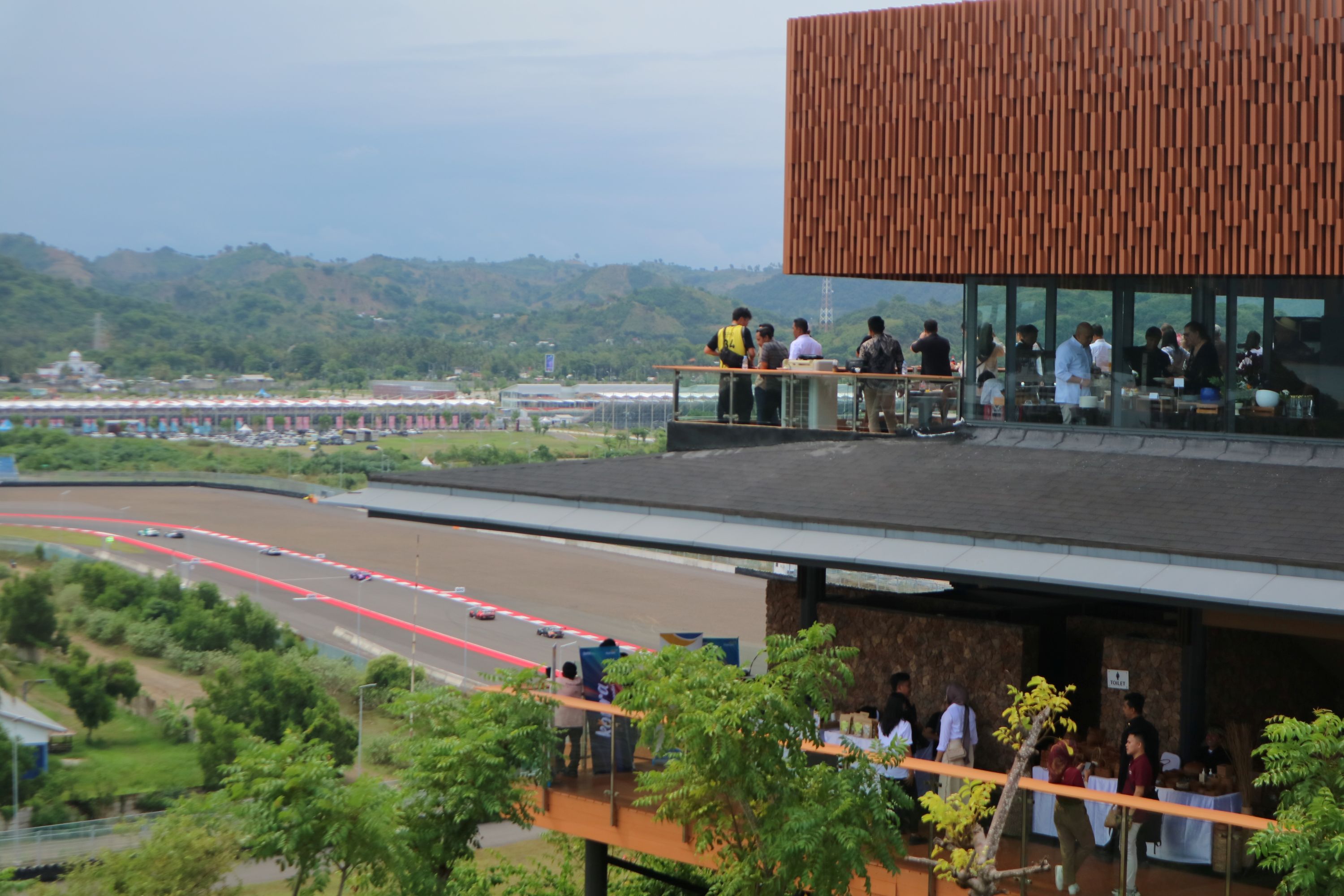 PARIWISATA: Sejumlah penonton VVIP menyaksikan ajang GT World Challenge Asia 2025 dari Bukit 360, Sirkuit Internasional Mandalika, Lombok Tengah, belum lama ini.