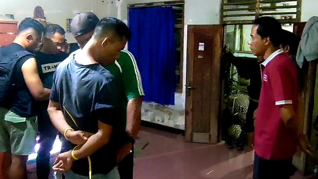 TERANCAM SANKSI: Oknum ASN berinisial D saat dibekuk aparat Satresnarkoba Polres Lombok Barat (Lobar) di kediamannya di Dusun Bilekedit Utara, Desa Babussalam, Kecamatan Gerung.