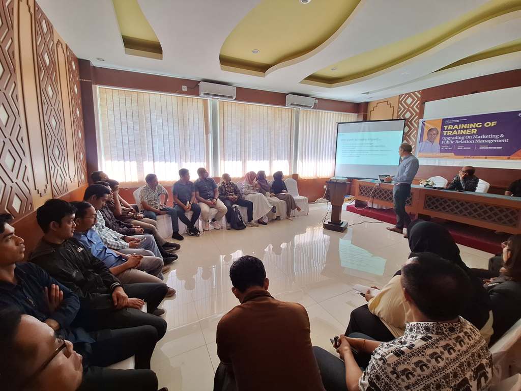 ILMU BARU: Sekolah Tinggi Pariwisata Mataram menggelar TOT dengan pemateri ahli dari Belanda dan diikuti 26 civitas akademik, Sabtu (17/5).