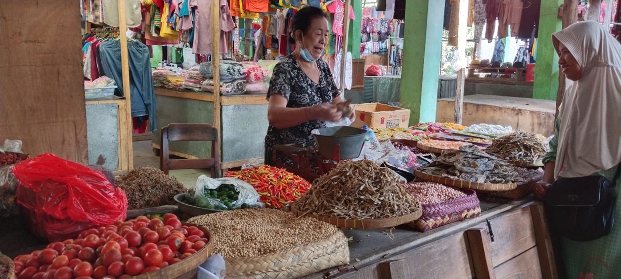Warga yang tengah membeli bahan pokok di Pasar Pemenang, Lombok Utara.