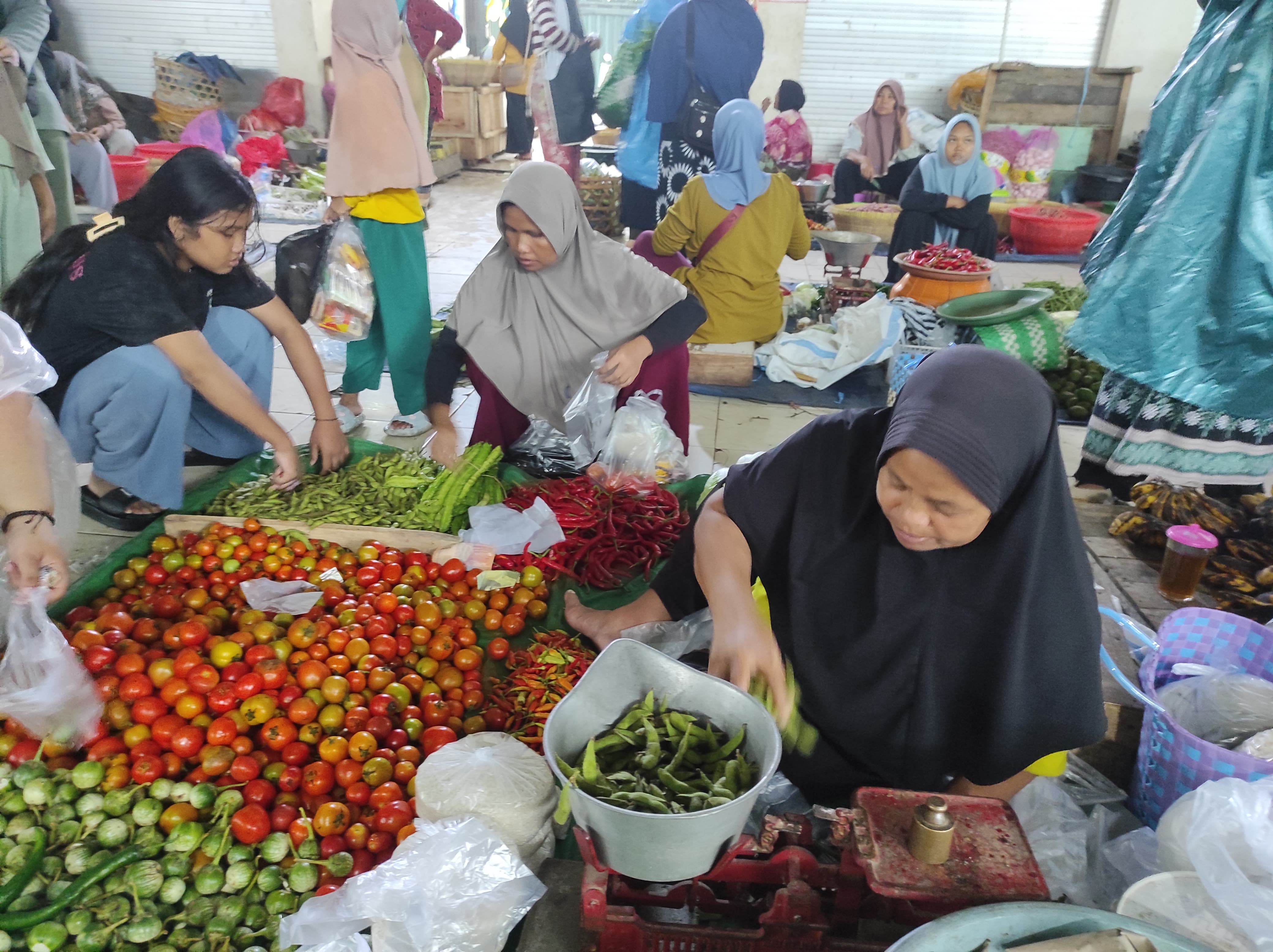 Masyarakat yang tengah berbelanja bahan pokok di Pasar Induk Mandalika, Mataram.