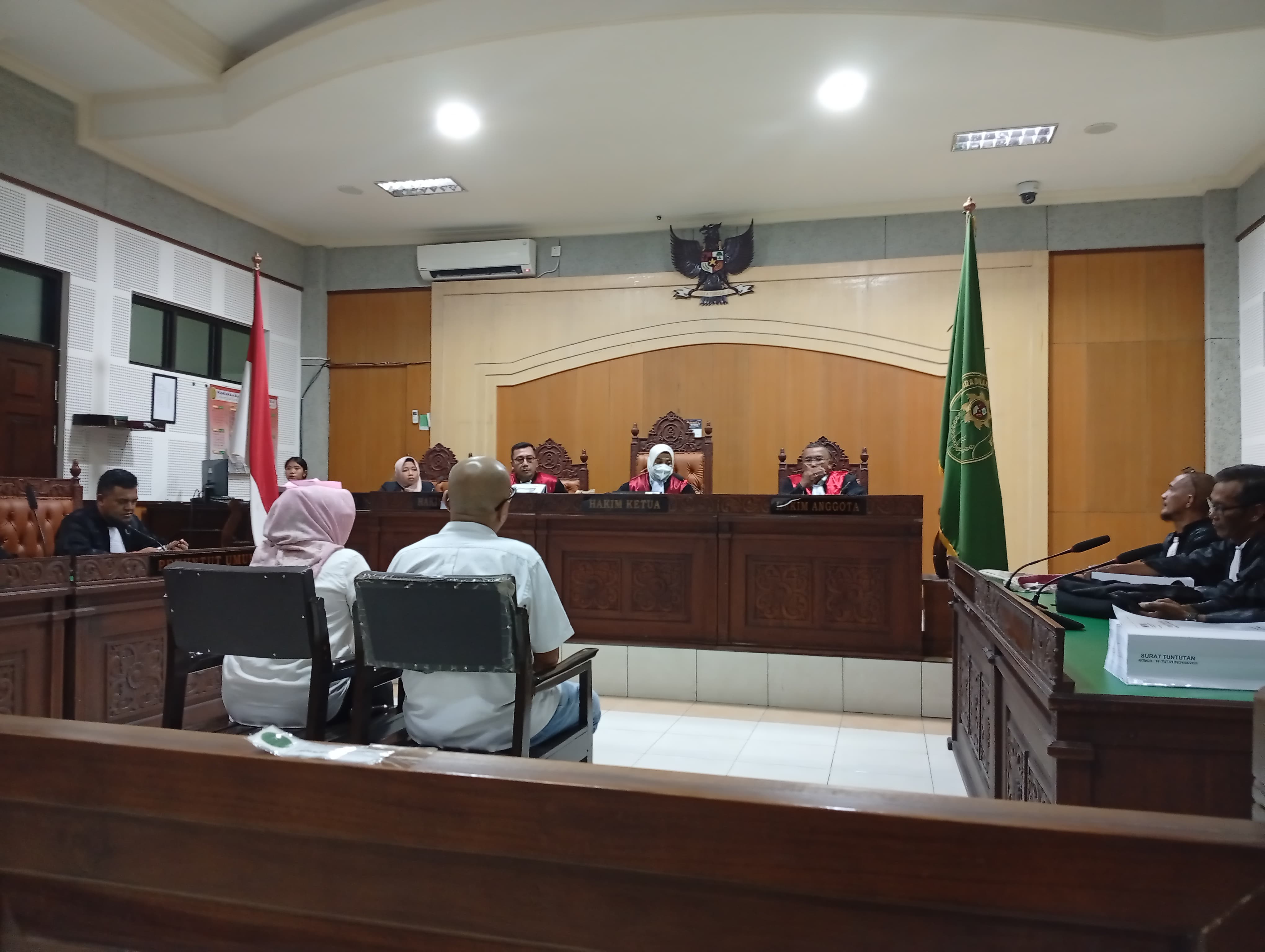 DISIDANG: Dua terdakwa korupsi proyek gedung TES Tsunami saat menjalani sidang di PN Tipikor Mataram, Jumat (16/5) lalu.&nbsp;