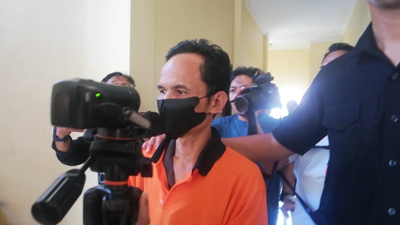 DITAHAN: Tersangka kasus pencabulan berinisial AF digiring polisi menuju tahanan Mapolresta Mataram, beberapa waktu lalu.&nbsp;