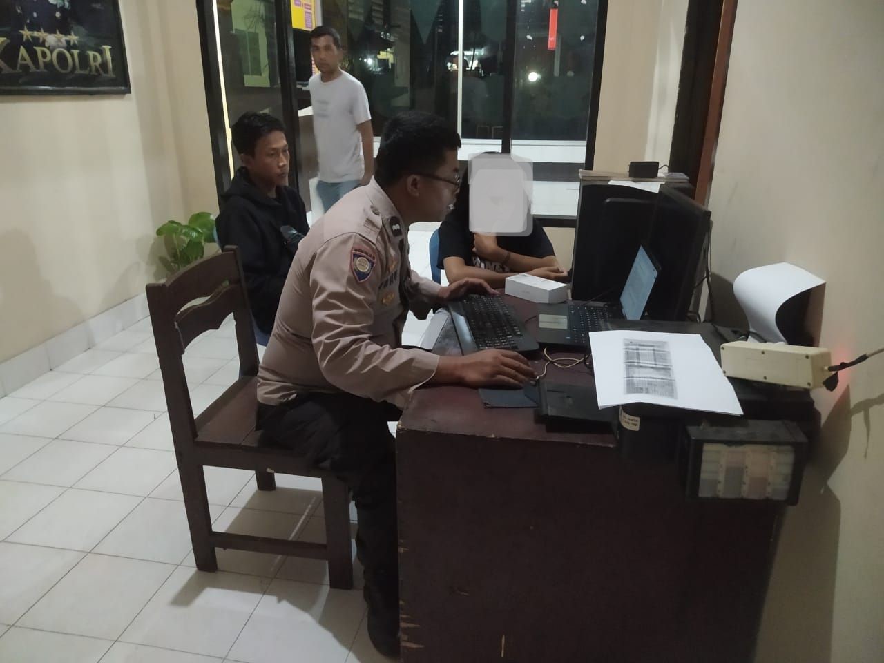 Korban saat melaporkan kejadian setalh sepeda motornya di bawa kabur laki-laki yang baru dikenalnya, Minggu (18/5). (HUMAS POLRES LOTIM UNTUK LOMBOK POST)